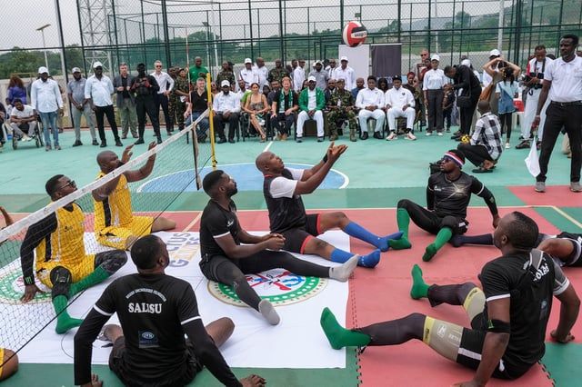 الأمير هاري يلعب الكرة الطائرة مع محاربين قدامى أصيبوا في معارك نيجيريا (صور)