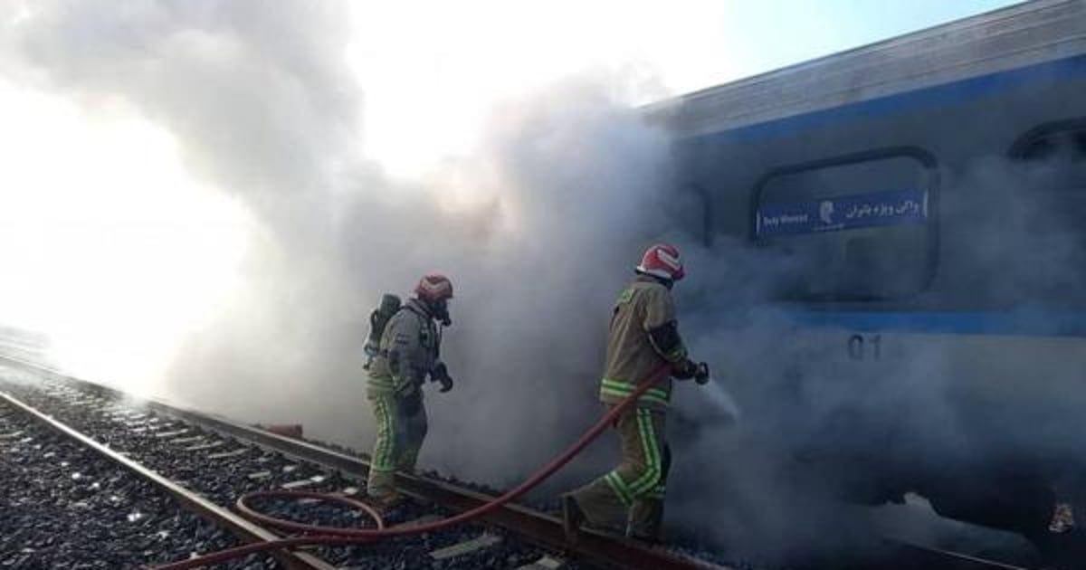 نشوب حريق في قطار للمسافرين قرب طهران (صور)