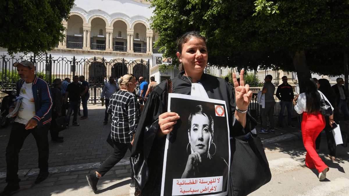 وسط إضراب المحامين.. السلطات التونسية تمدد التحفظ على إعلاميَّين