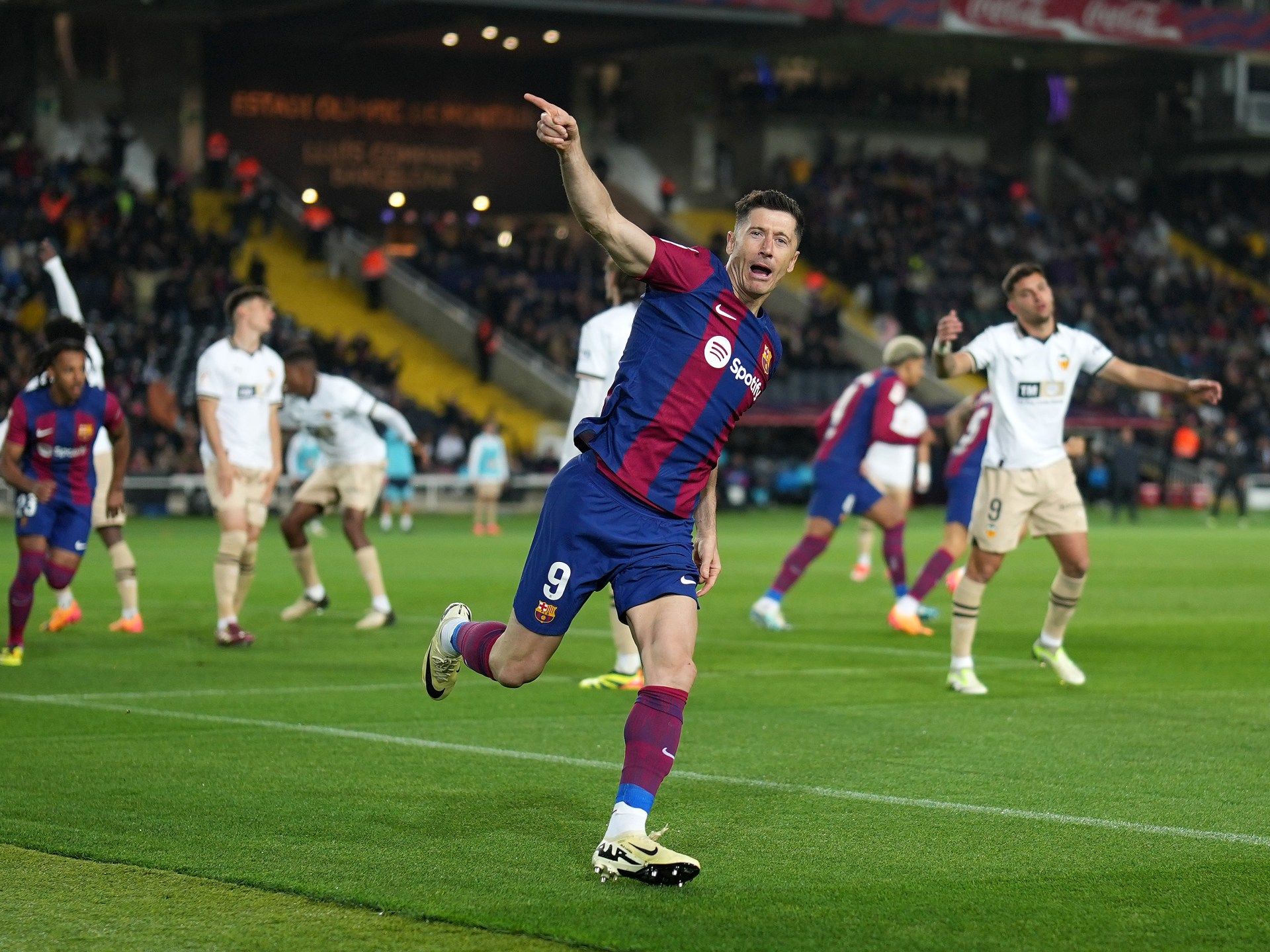 وكيل أعماله يضع حدا لشائعات رحيله.. ليفاندوفسكي باقٍ في الكامب نو - موقع الخليج الان