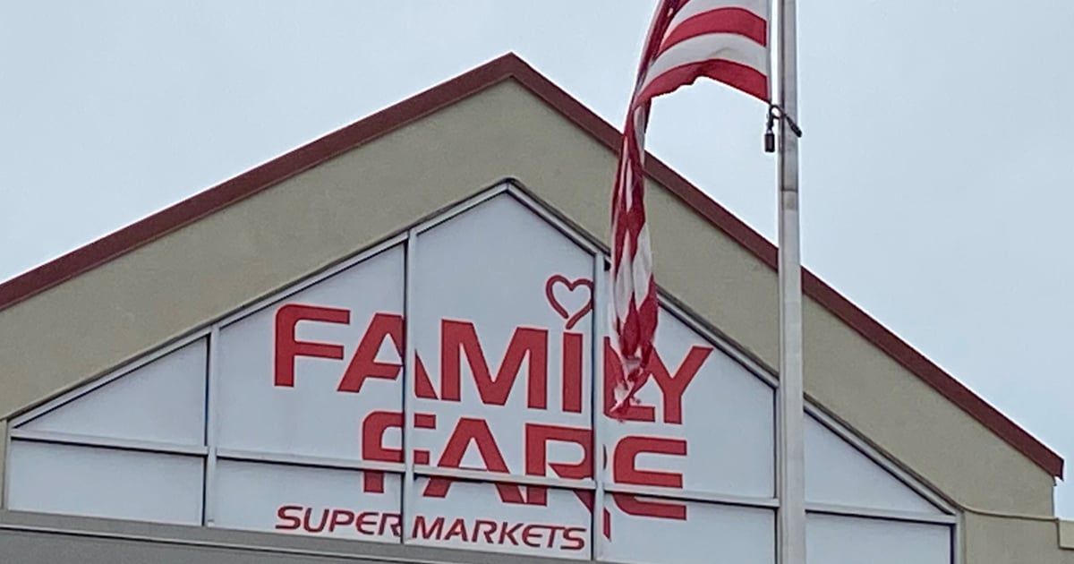 امرأة تعيش داخل لافتة متجر بقالة لعام كامل