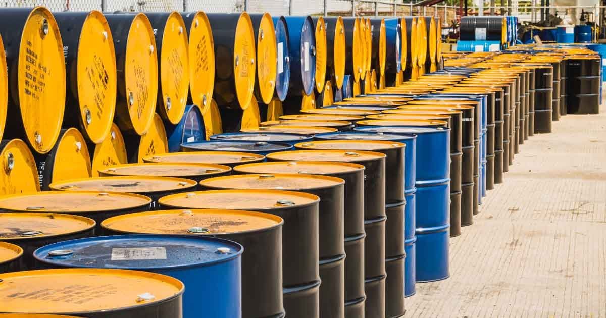 النفط يواصل التراجع وسط مؤشرات على ضعف الطلب