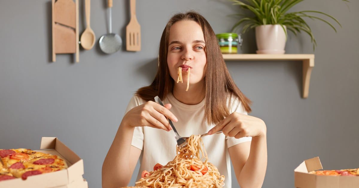 دراسة: النساء الوحيدات أكثر عرضة لـ"الأكل العاطفي"