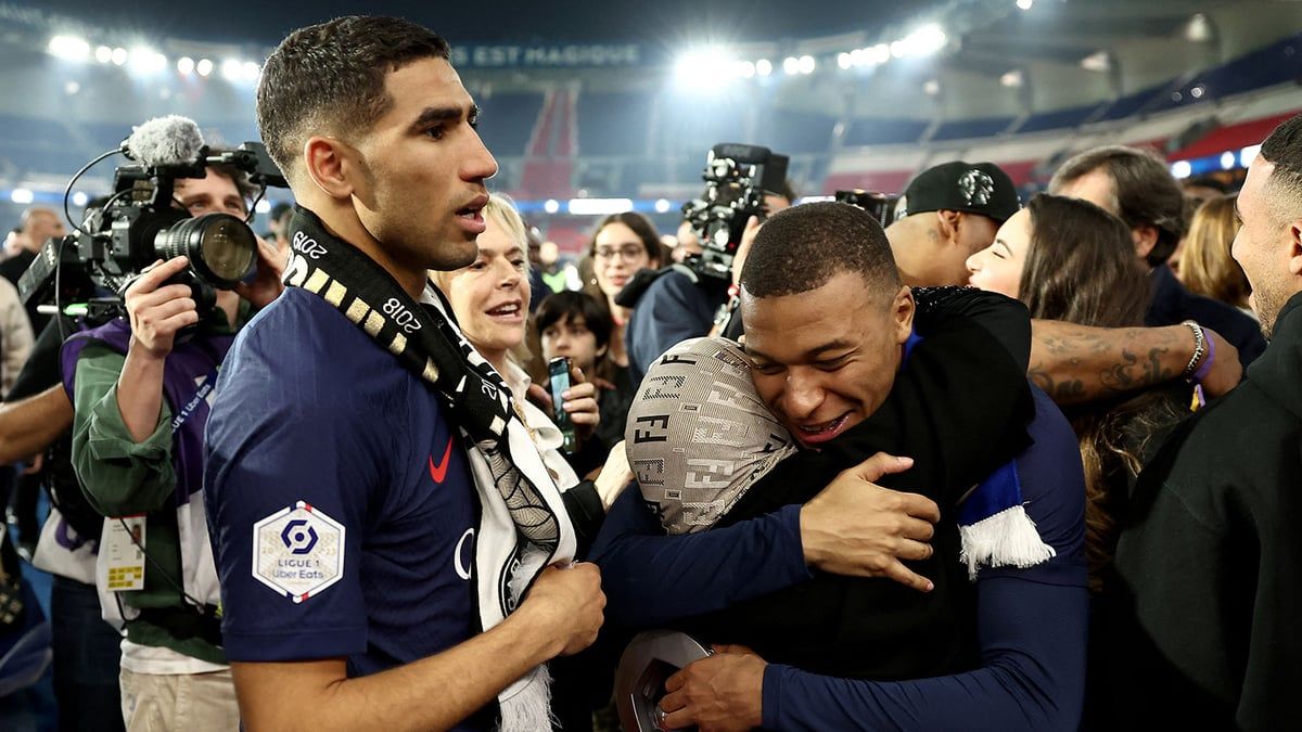 وداع مؤثر من والدة أشرف حكيمي لكيليان مبابي (فيديو)