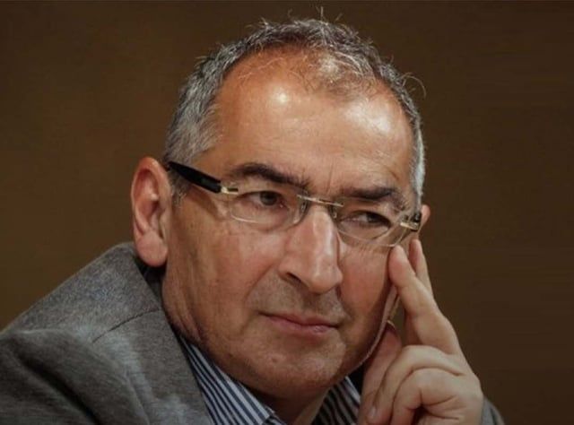 زعيم سنة إيران ينتقد سجن السلطات أحد كبار المفكرين الإصلاحيين