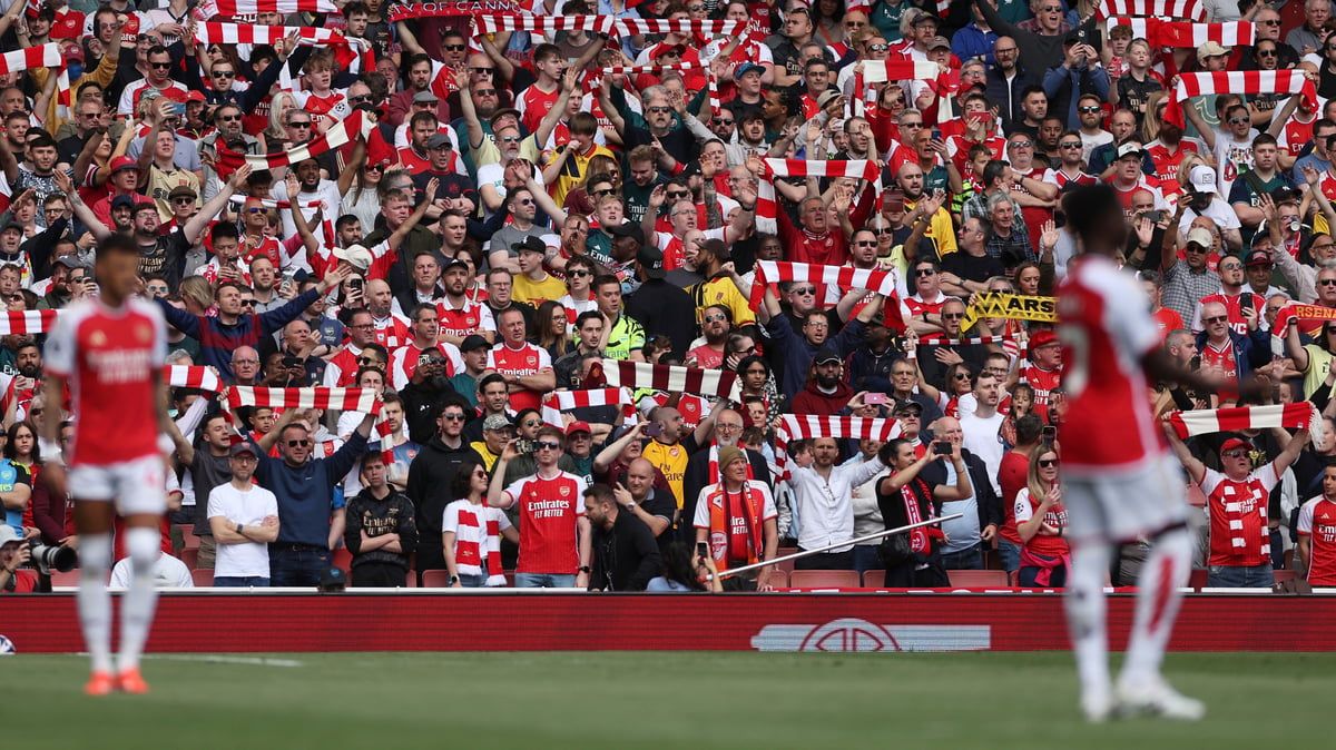 محاولة فاشلة: جمهور آرسنال يزعج لاعبي مانشستر سيتي "غير المتواجدين" (فيديو)