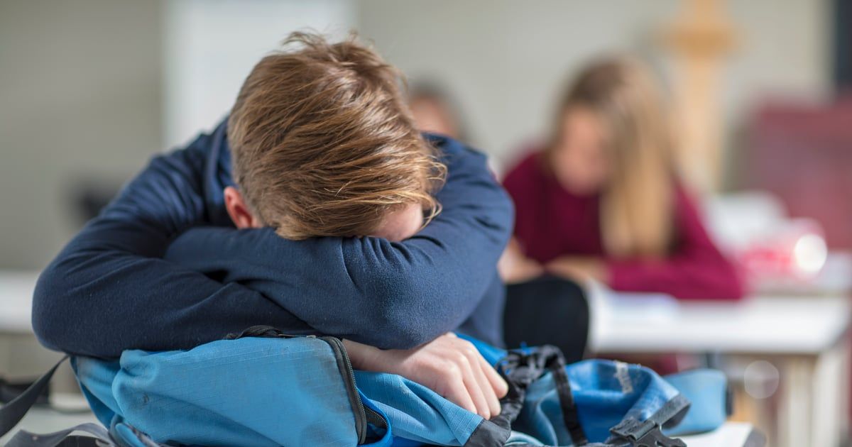 ما علاقة النوم غير المنتظم بالأداء الأكاديمي الضعيف؟