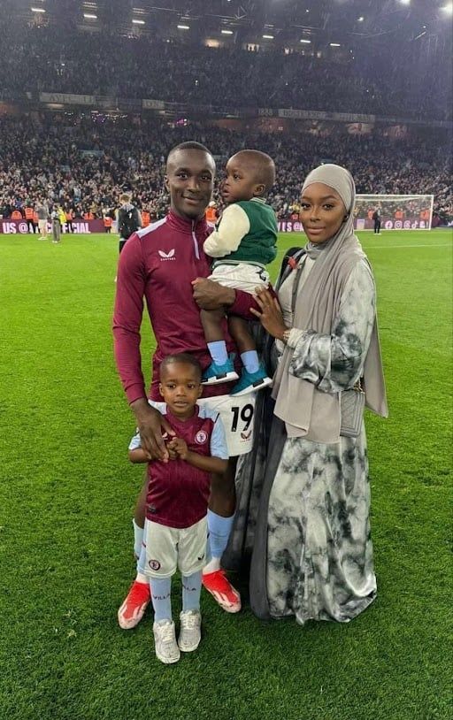 تفاعل مع ظهور موسى ديابي وزوجته مع بعد أستون فيلا وليفربول (صورة)