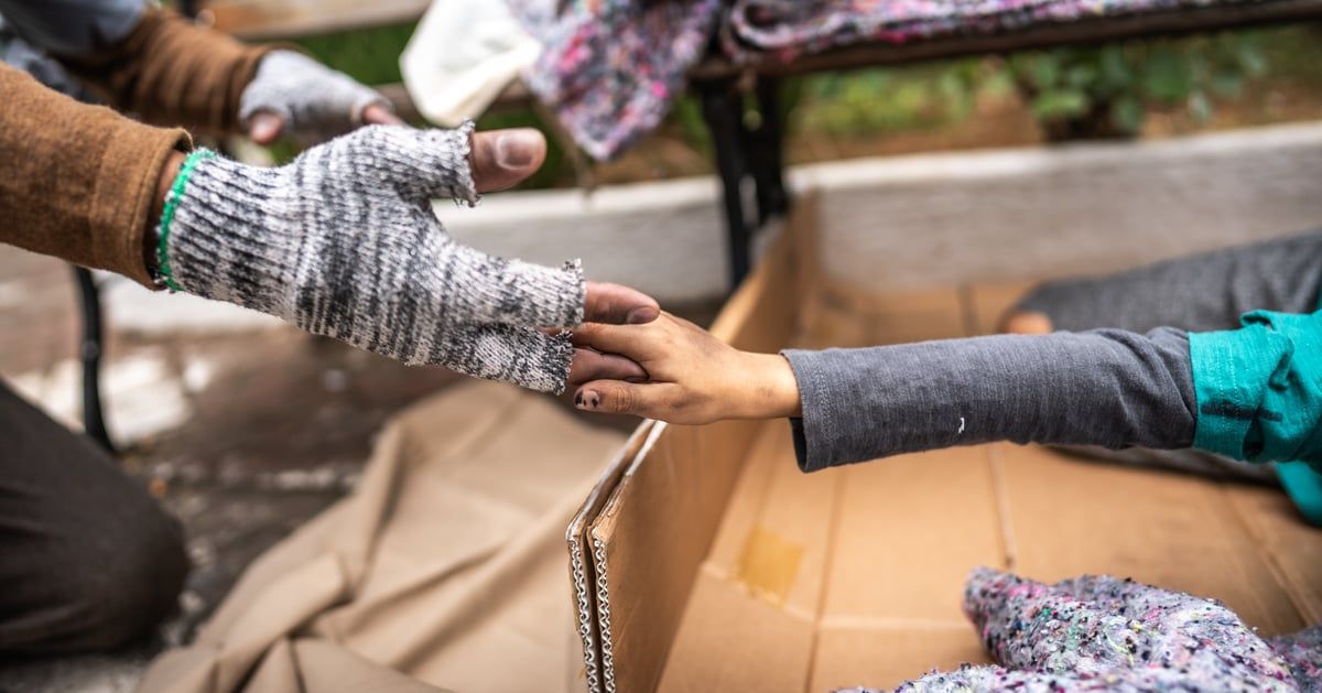 لبنان.. أب يرمي أطفاله في الشارع بعد خلاف مع زوجته (صور)