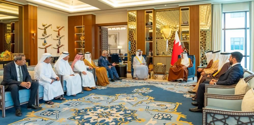 ولي عهد البحرين ينوه بمبادرات أبناء الإمارات