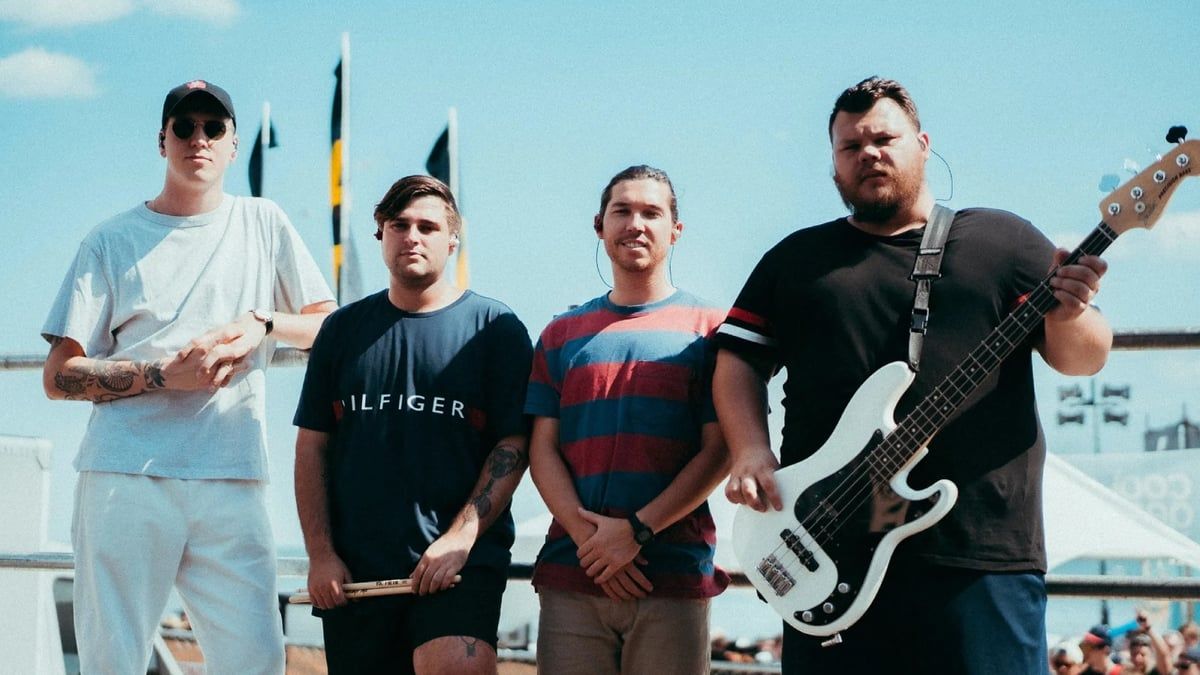 سقوط قائد فرقة موسيقية على مشجعة يتسبب بـ"شللها"