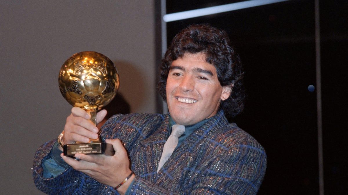 "مسروقة".. ورثة مارادونا يطعنون في بيع كرته الذهبية في مزاد علني