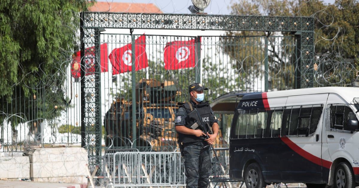 اعتقال المحامي التونسي مهدي زقروبة بعد اقتحام نقابة المحامين (صور)