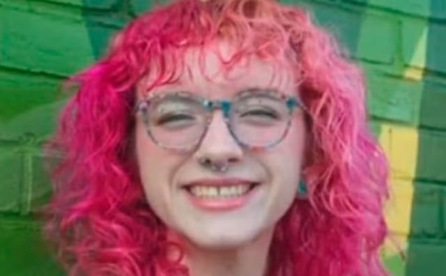 سقوط قائد فرقة موسيقية على مشجعة يتسبب بـ"شللها"