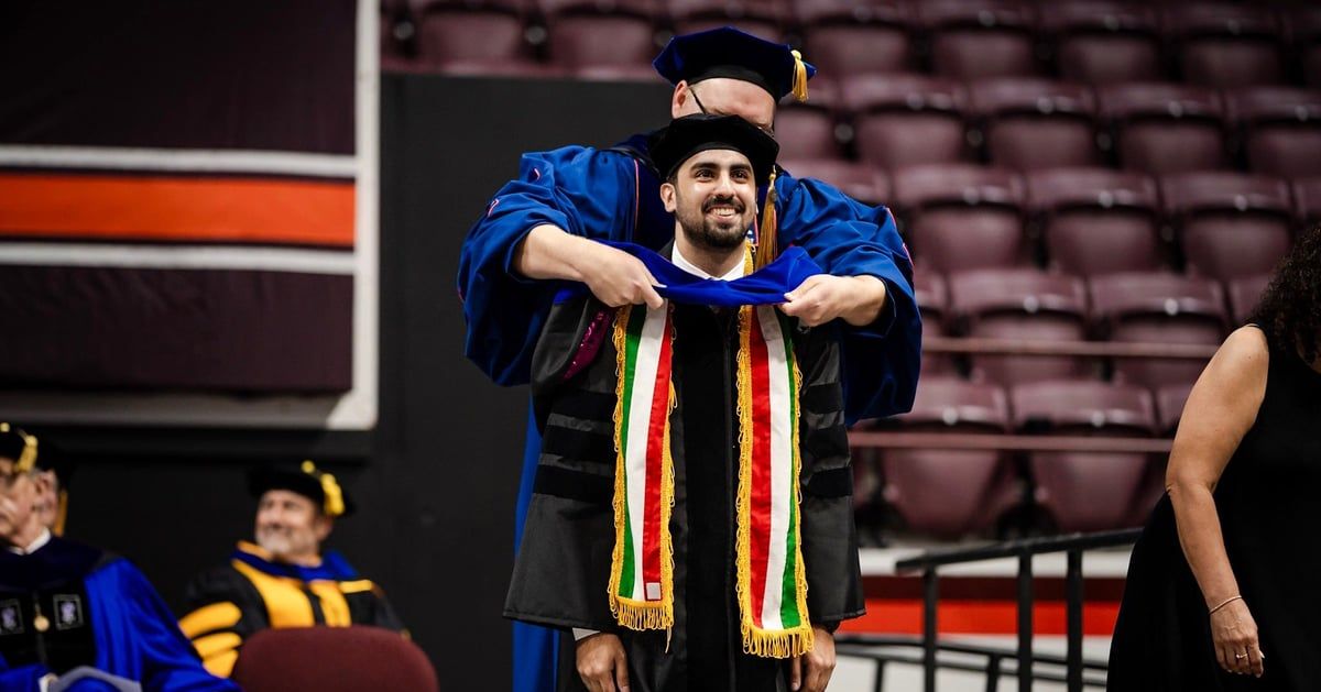 أم كويتية تحتفل بتخرج ابنها من جامعة أمريكية بطريقة مؤثرة (فيديو)