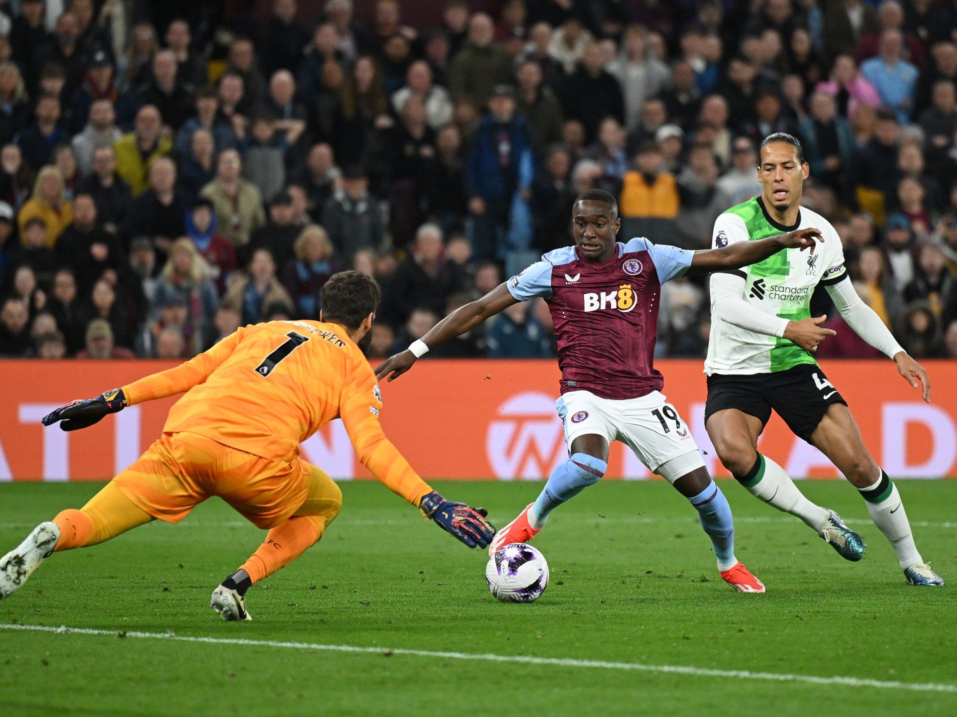 في 3 دقائق.. أستون فيلا يخطف تعادلا مثيرا ضد ليفربول بالدوري الإنجليزي - موقع الخليج الان