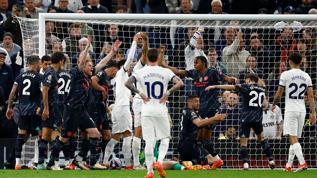 طرد مشجعين لتوتنهام احتفلا بهدف تقدم مانشستر سيتي (فيديو)