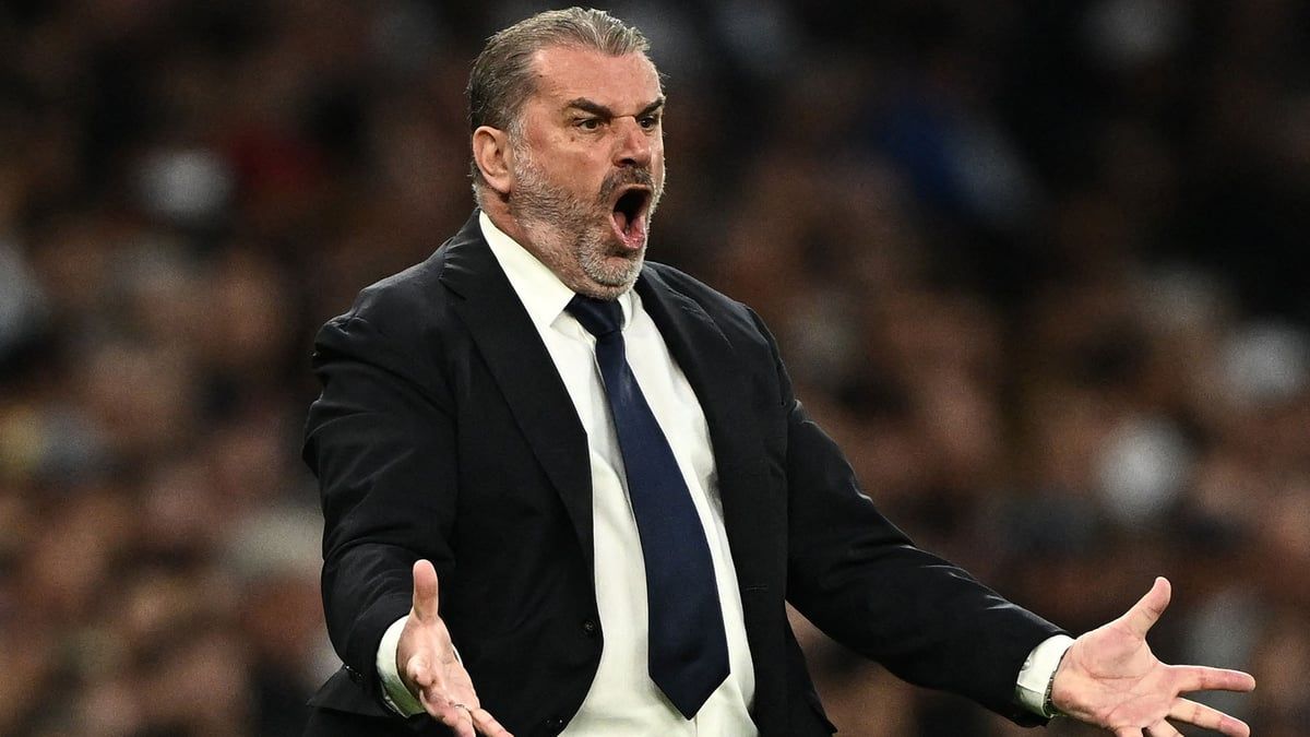 مدرب توتنهام ينفعل على مشجع طالبه بالخسارة أمام مانشستر سيتي (فيديو)