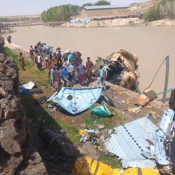 أفغانستان.. مقتل شخص وإصابة 12 في تحطم مروحية لطالبان (صور)