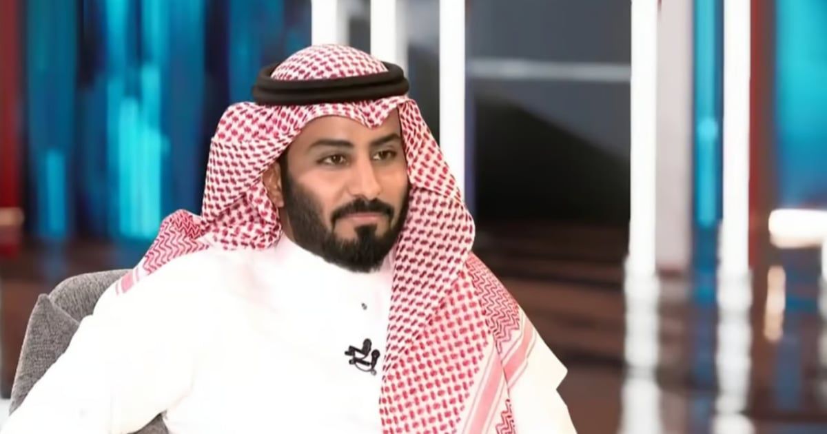 عبد الرحمن المطيري يثير جدلاً بمشهد مصارعة بالزي السعودي (فيديو)