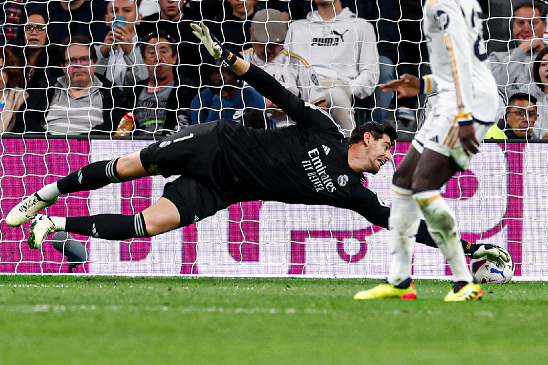 برقم قياسي.. كورتوا يرسل إشارات لأنشيلوتي قبل نهائي دوري الأبطال - موقع الخليج الان