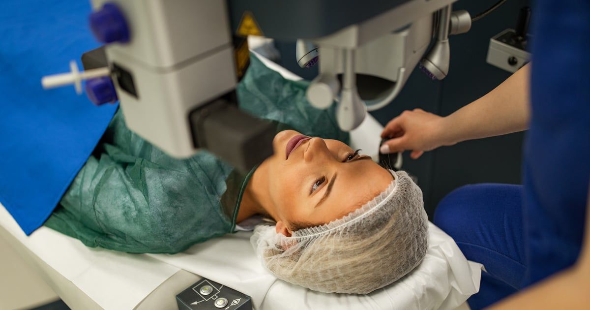 العراق.. تجريم عمليات تغيير لون العينين في مراكز التجميل