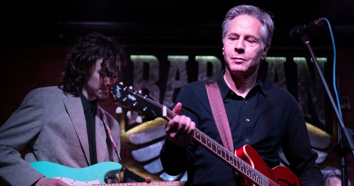 روسيا تتقدم وبلينكن يعزف على "الجيتار" في حانة بكييف (فيديو)