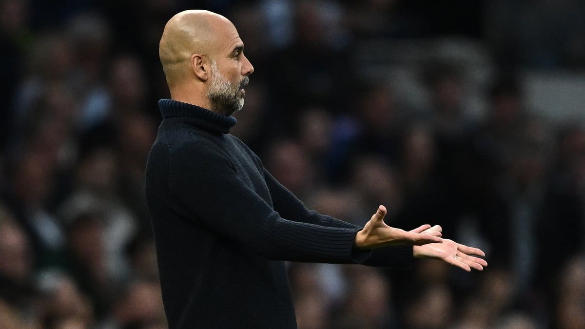 تعليق طريف من غوارديولا على سقوطه بسبب فرصة سون