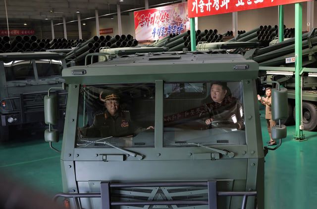 دعا إلى "تغيير تاريخي".. كيم جونغ يطالب جيشه بتعزيز إنتاج الأسلحة (صور)