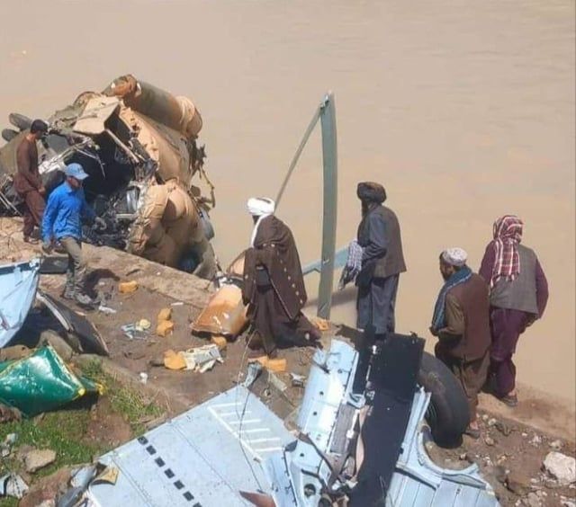 أفغانستان.. مقتل شخص وإصابة 12 في تحطم مروحية لطالبان (صور)