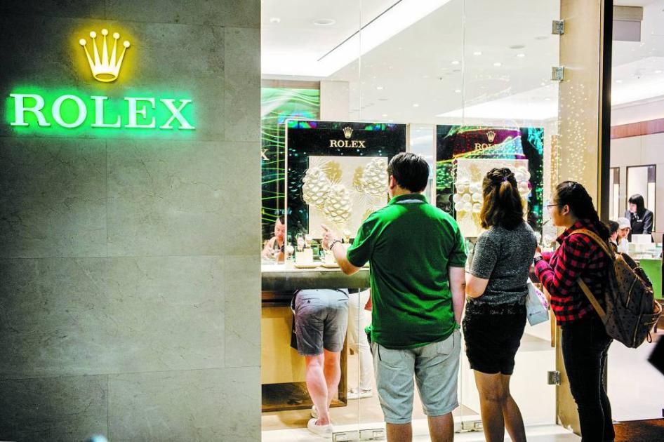 أسعار الساعات الفاخرة تهوي 40% في السوق الثانوية