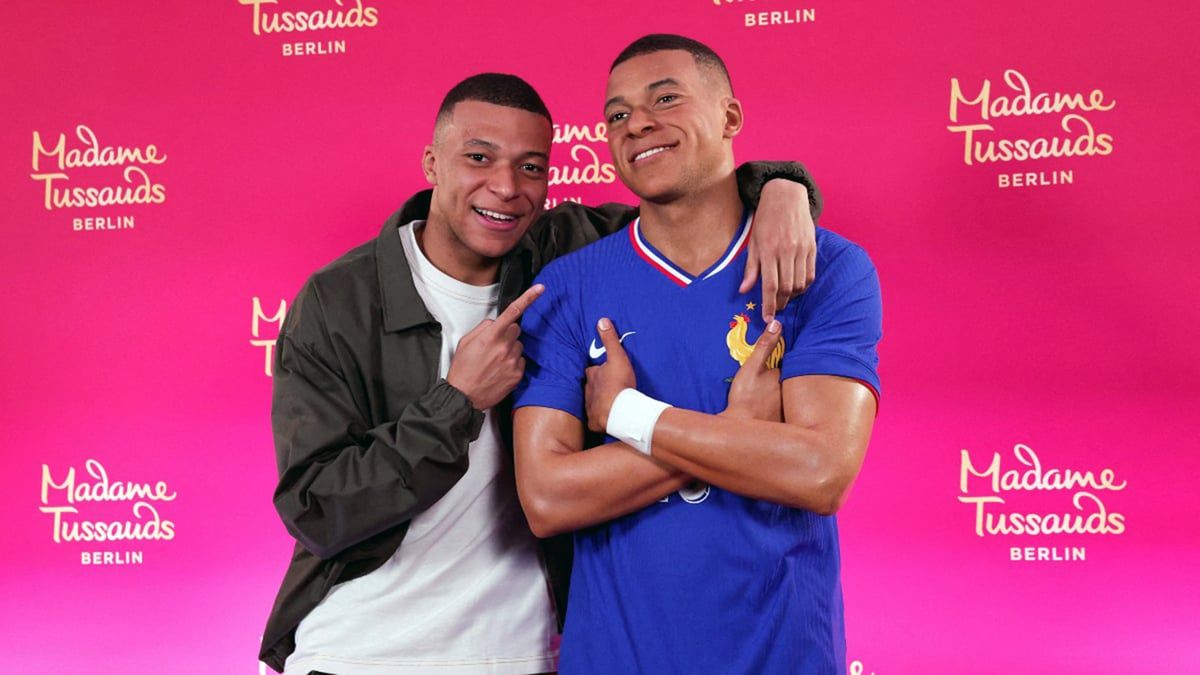 دهشة مبابي عند إزاحة الستار عن تمثاله الخاص (فيديو)