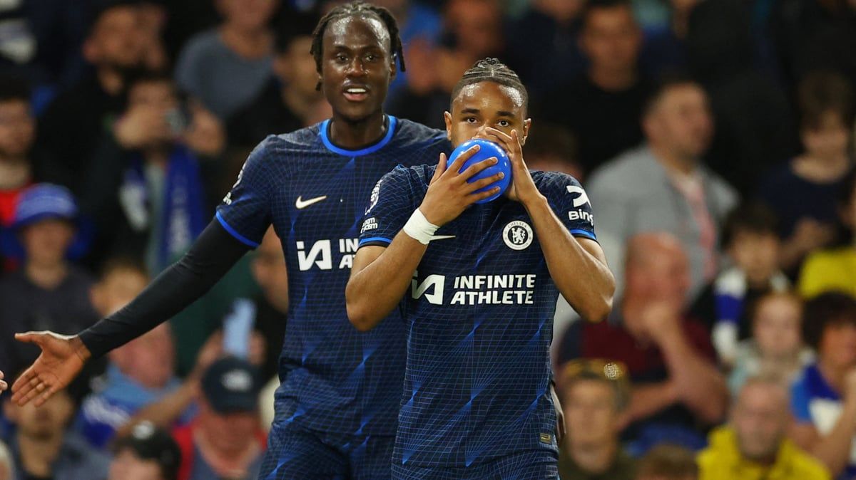 نكونكو لاعب تشيلسي يحتفل على طريقه البليهي (فيديو)