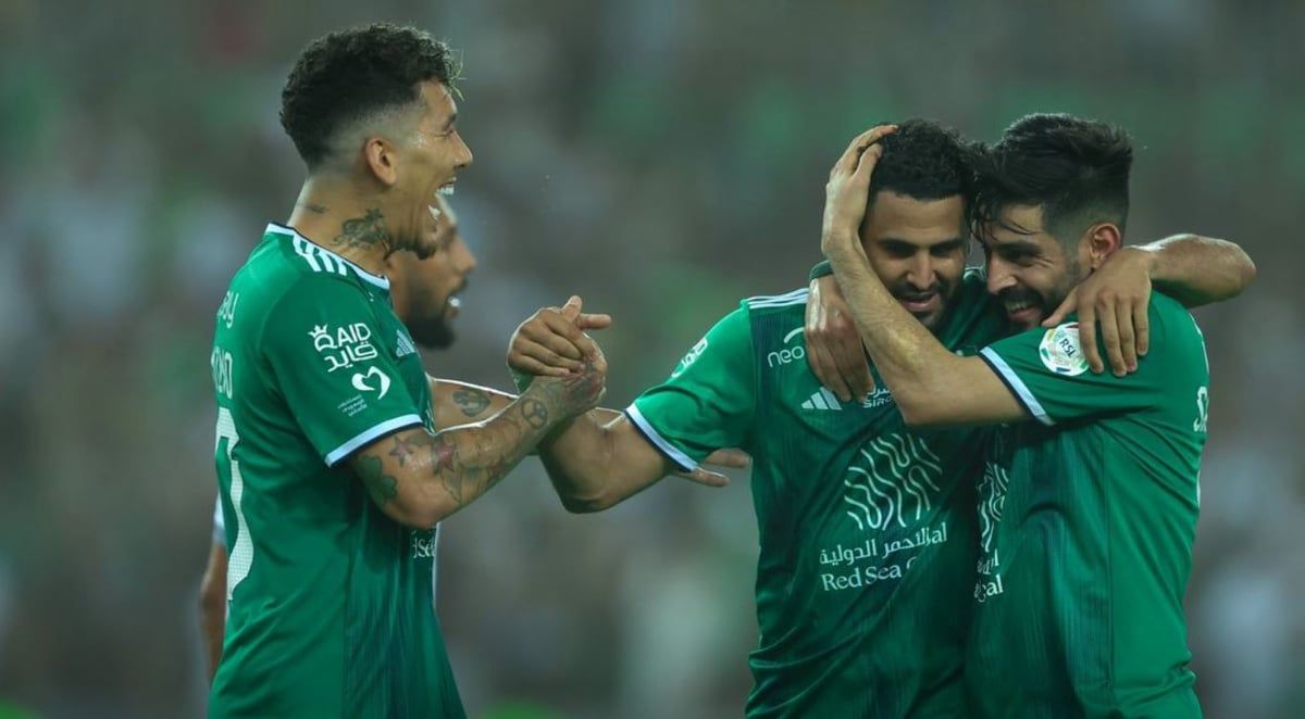 سر طرد محرز وفيرمينو من اجتماع يايسله ولاعبي الأهلي السعودي