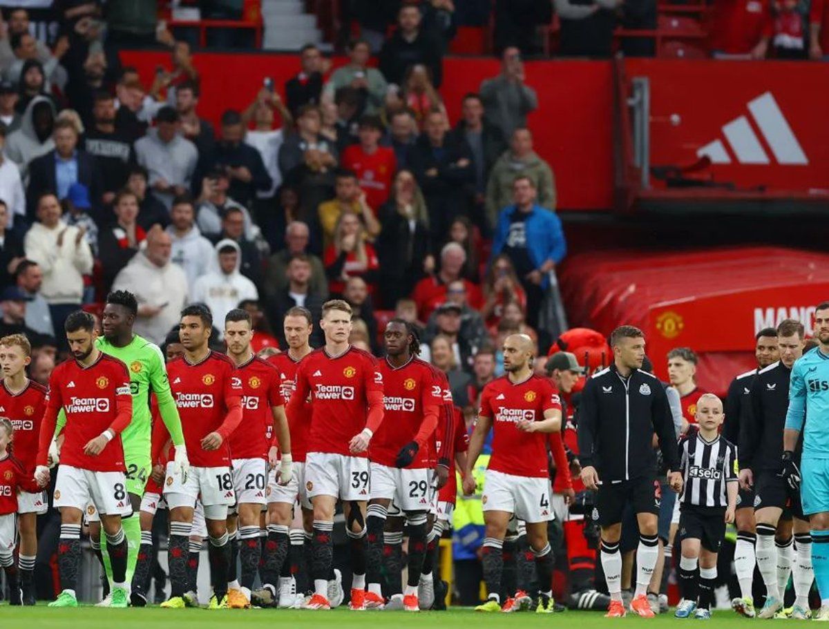 مانشستر يونايتد يتحرك لحسم الصفقة الأولى