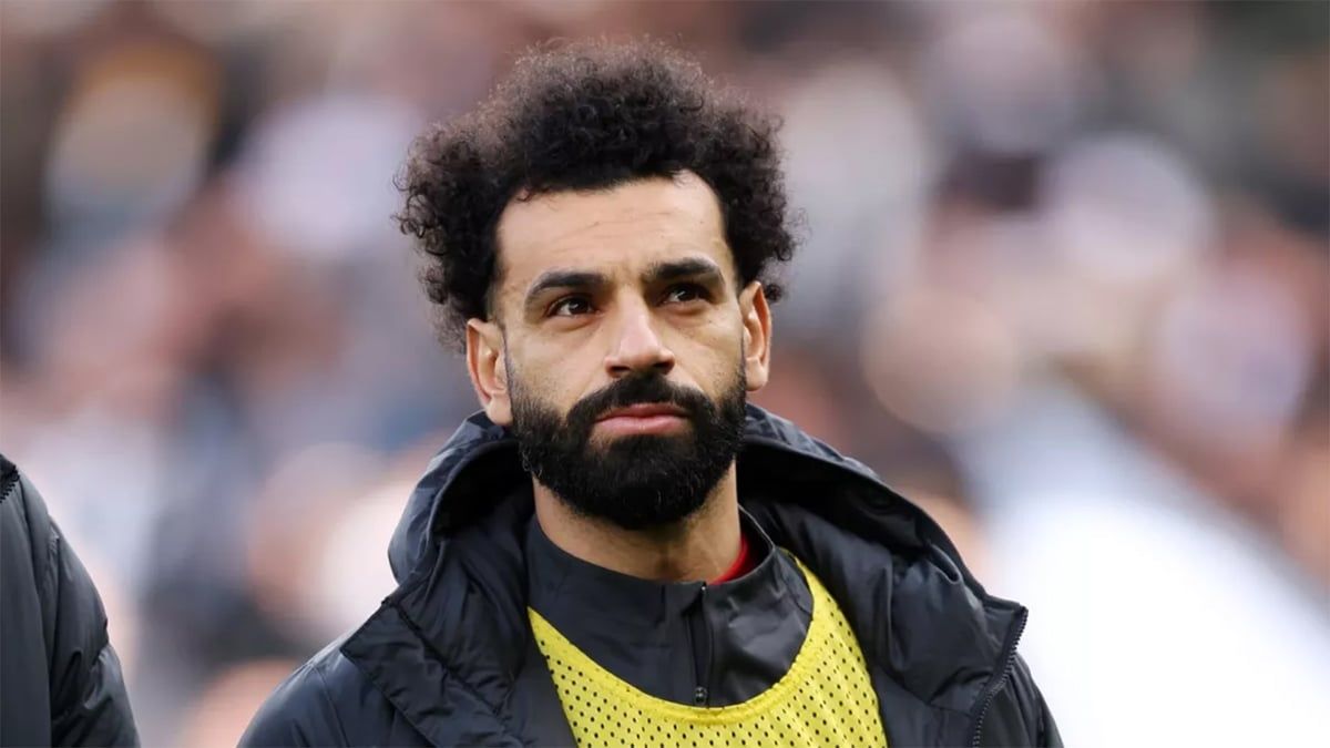 شبيه محمد صلاح يفاجئ جمهور الاتحاد السعودي في الملعب (صورة)