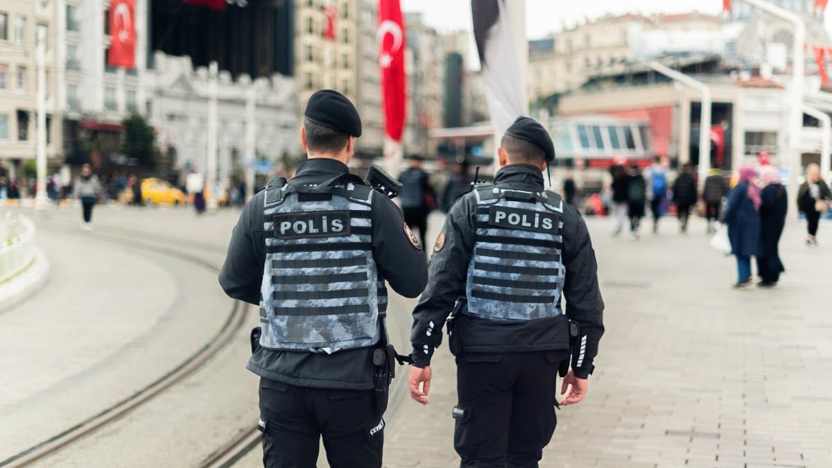 مصري يتعرّض لاعتداء أمام أطفاله في تركيا (فيديو)