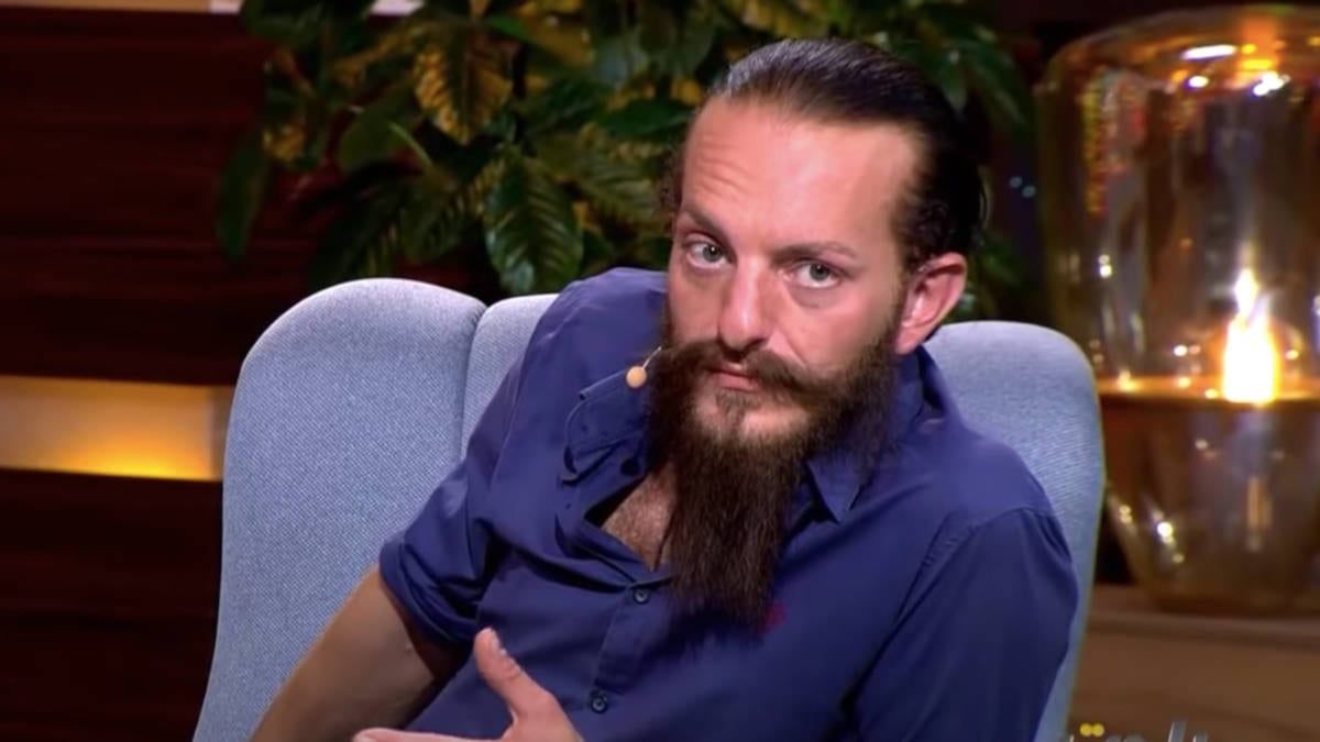 بعد خروجه بـ"مظهر صادم".. هجوم واسع على الفنان السوري أويس مخللاتي