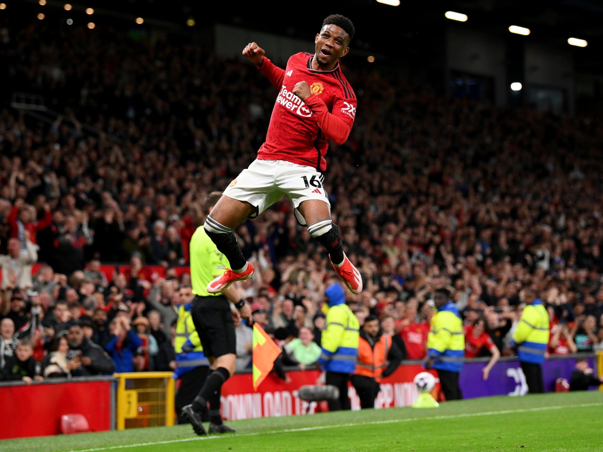 شاهد.. مانشستر يونايتد يستعيد توازنه وتشلسي يحقق فوزه الرابع على التوالي - موقع الخليج الان