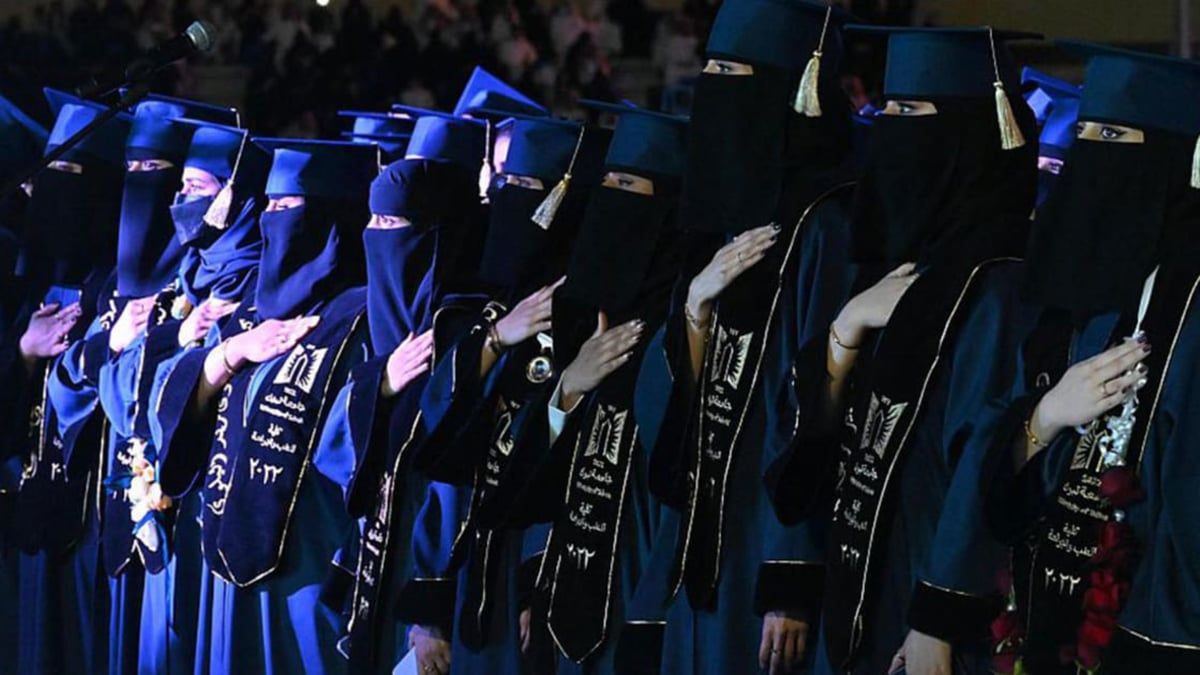 تعاطف واسع مع طبيبة سعودية قادمة من دار أيتام في يوم تخرجها (فيديو)