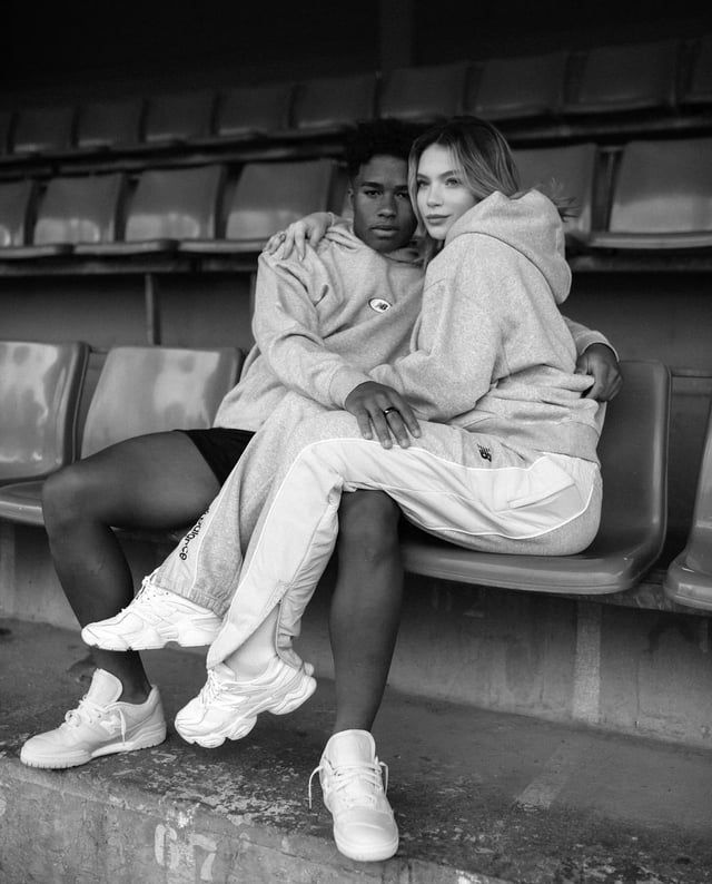 بعد جدل عقد الحب.. إندريك وصديقته يظهران في إعلان جديد (صور)