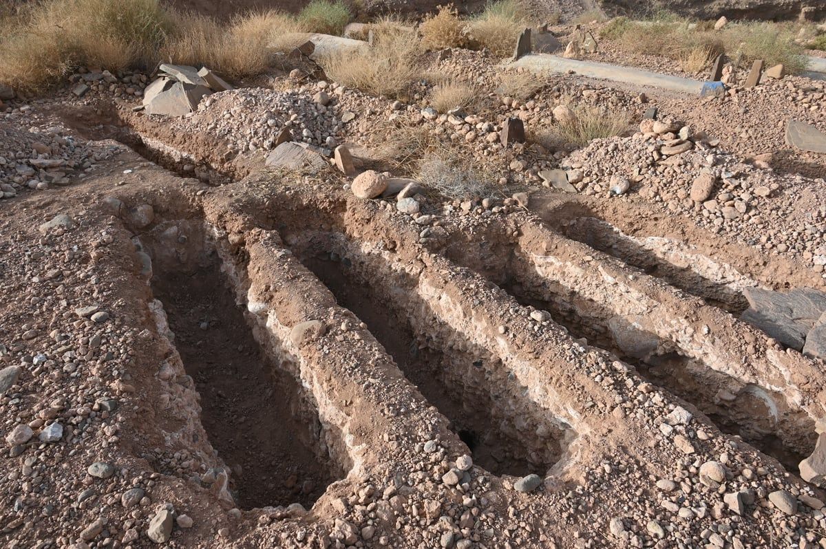 إخراج جثة فتاة مغربية من قبرها بسبب "الأم"