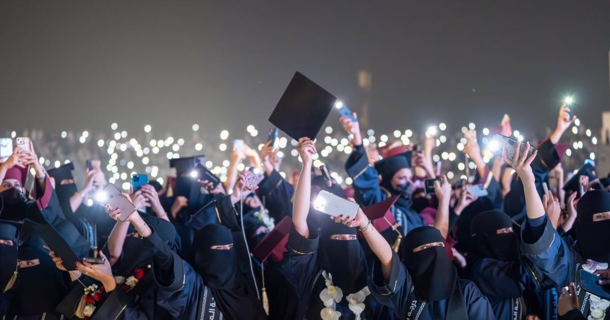 السعودية.. حكاية "الأب الحافي" وابنته الجامعية تحصد الثناء
