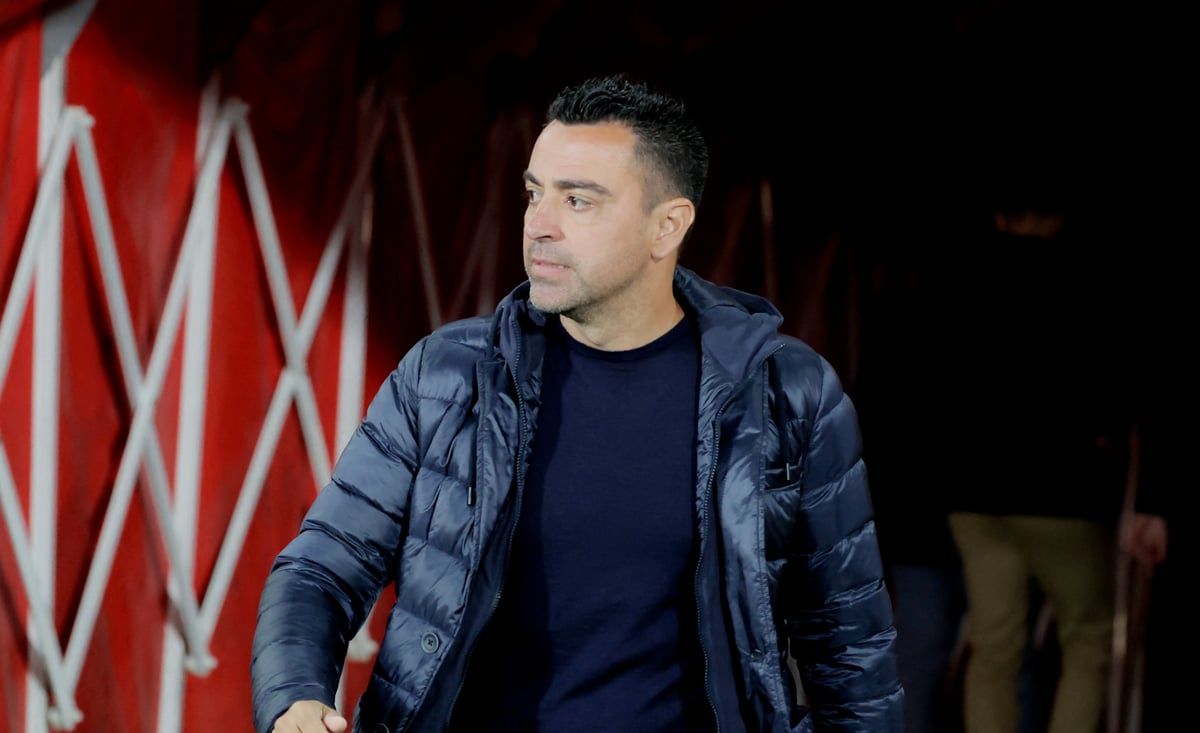 أول تعليق من تشافي على توتر علاقته مع لابورتا