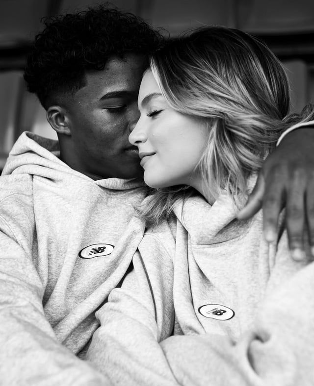 بعد جدل عقد الحب.. إندريك وصديقته يظهران في إعلان جديد (صور)