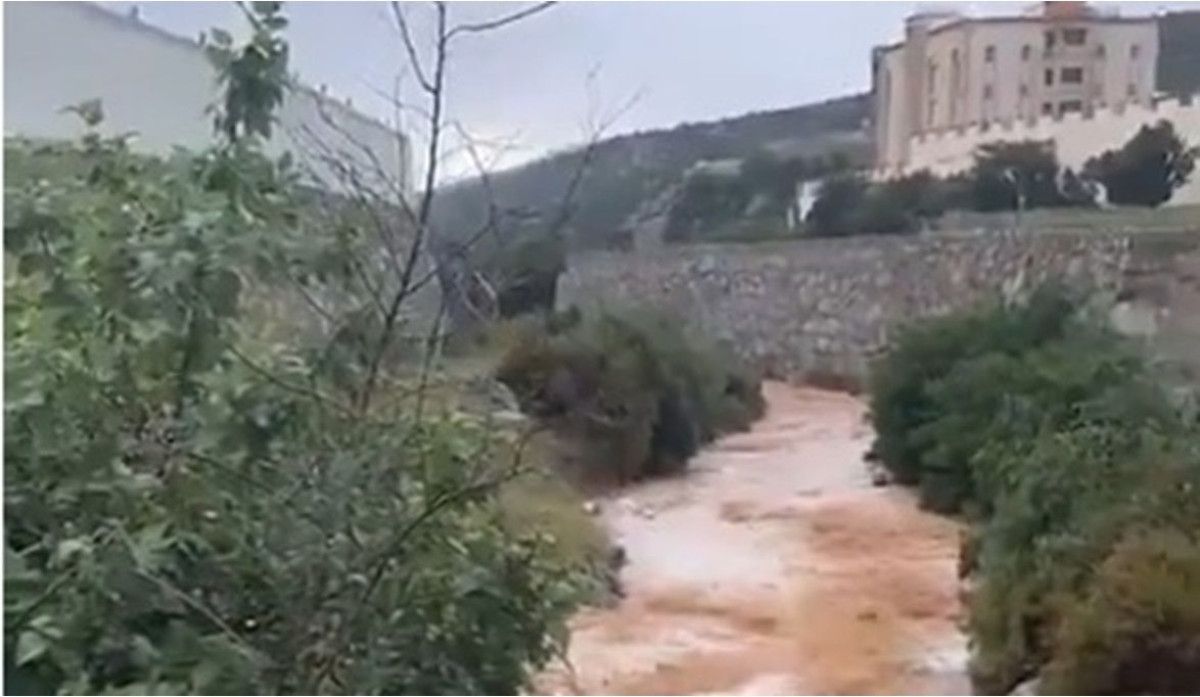 تقلبات جوية ينتج عنها شلالات وسيول في شمال عسير - موقع الخليج الان