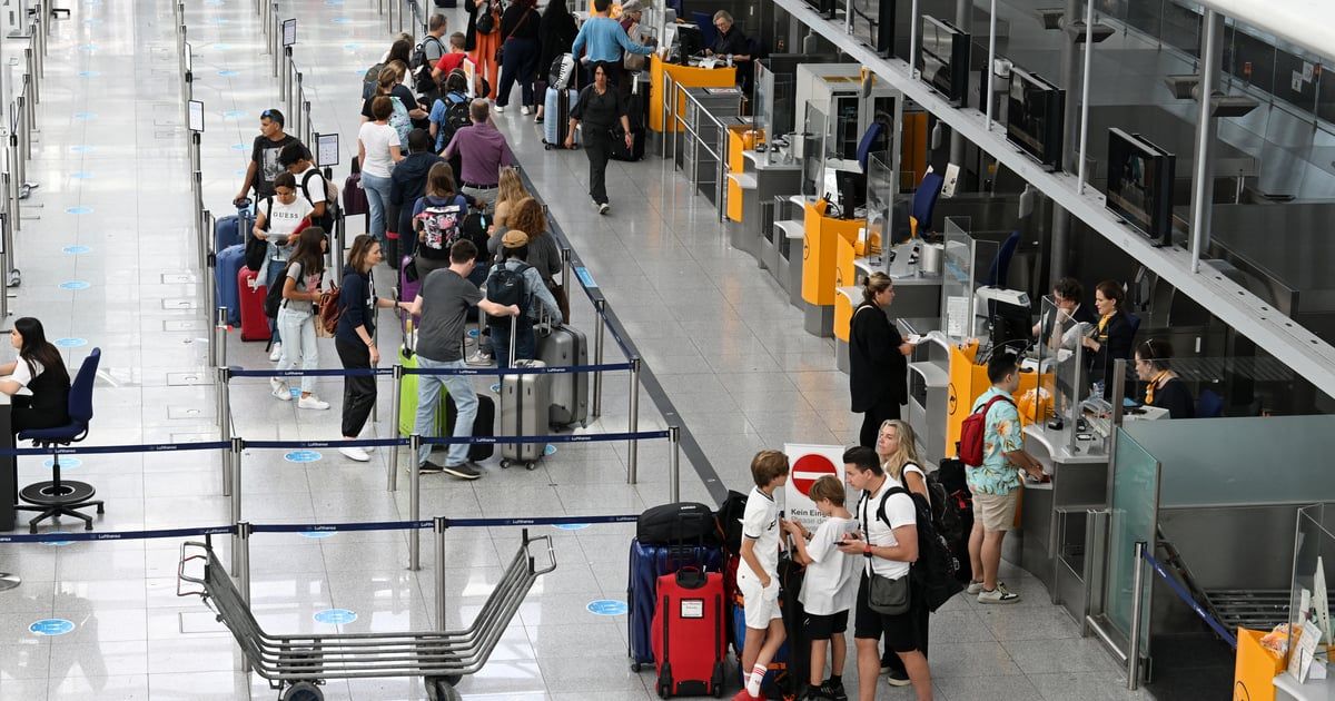 8 أشخاص يتسببون بإلغاء 60 رحلة في مطار ميونيخ.. فما القصة؟