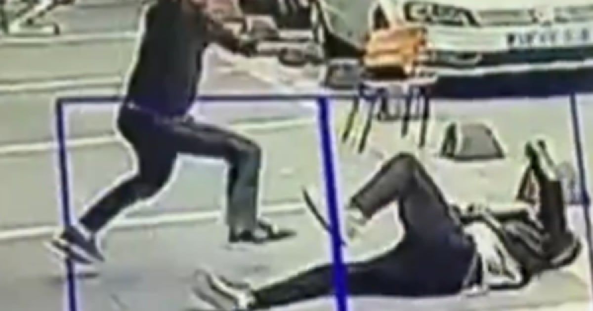 جريمة مروعة.. تركي ينهال ضربا على شاب بمطرقة (فيديو)