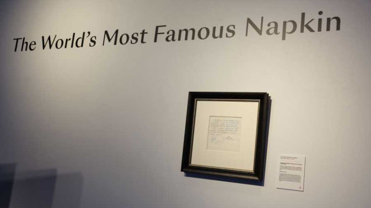 بحوالي مليون دولار.. بيع منديل استخدمه برشلونة للتعاقد مع ميسي