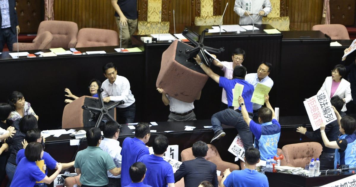 مشاجرات وتدافع.. برلمان تايوان يتحول إلى "حلبة مصارعة" (فيديو)
